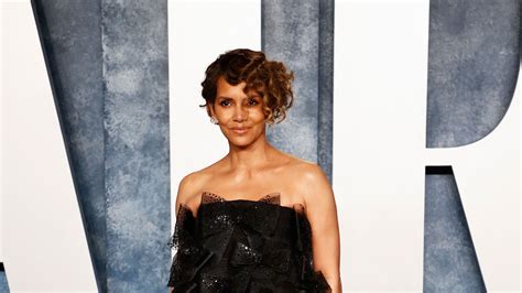 Halle Berry poses nude on her balcony, gets praise from fellow stars